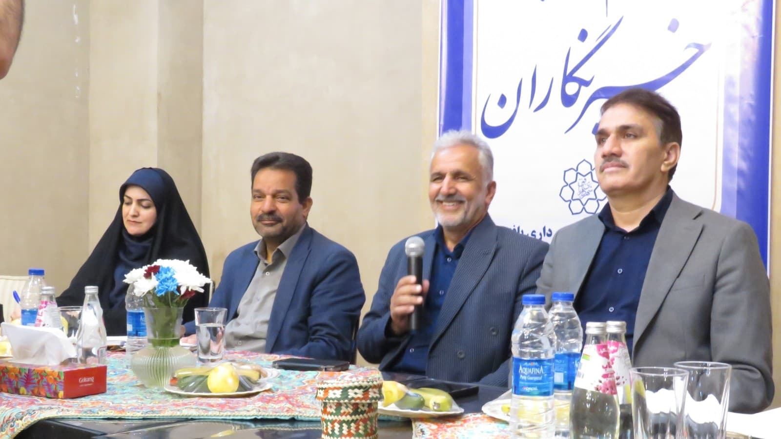   در نشست خبری خبرنگاران به مناسبت روز خبرنگار؛ طرح ها در حال اجرا باید شفاف سازی شود  طرح درحال اجرا باید شفاف سازی شود