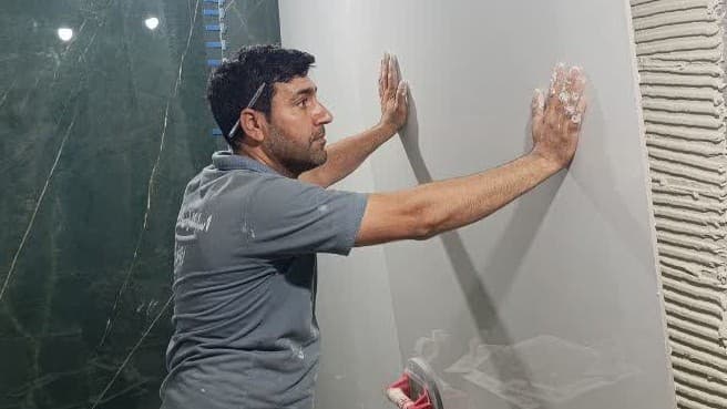  هادی شیخی فعال حوزه کاشی کاری در بافق  تحولی در صنعت کاشی‌کاری بافق